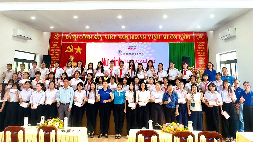 Lãnh đạo Hội Liên hiệp Phụ nữ đặc khu Côn Đảo và đại diện đơn vị tài trợ cùng các em nữ sinh nhận học bổng “Nữ sinh hiếu học vượt khó” tại buổi lễ