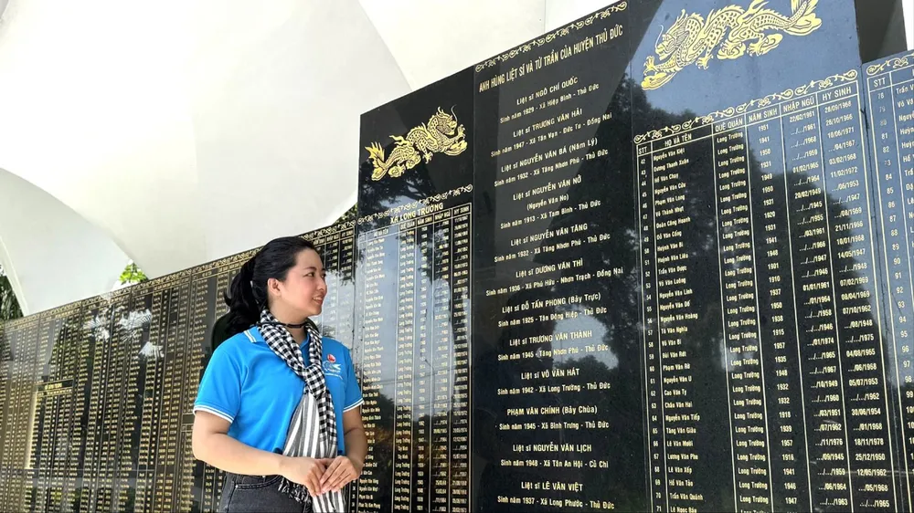 Chị Hoàng Thị Phương Trang tại di tích vùng Bưng 6 xã, phường Long Trường - một địa điểm được chị giới thiệu trong bài dự thi. Ảnh: NVCC