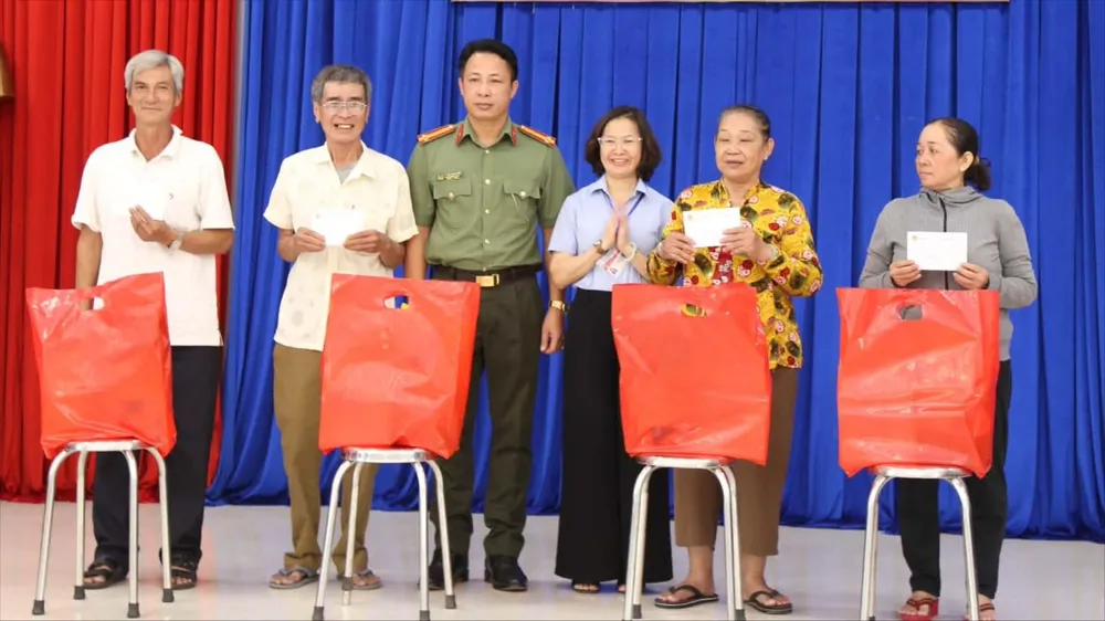 Tặng quà gia đình chính sách, trẻ em khó khăn tại Tây Ninh