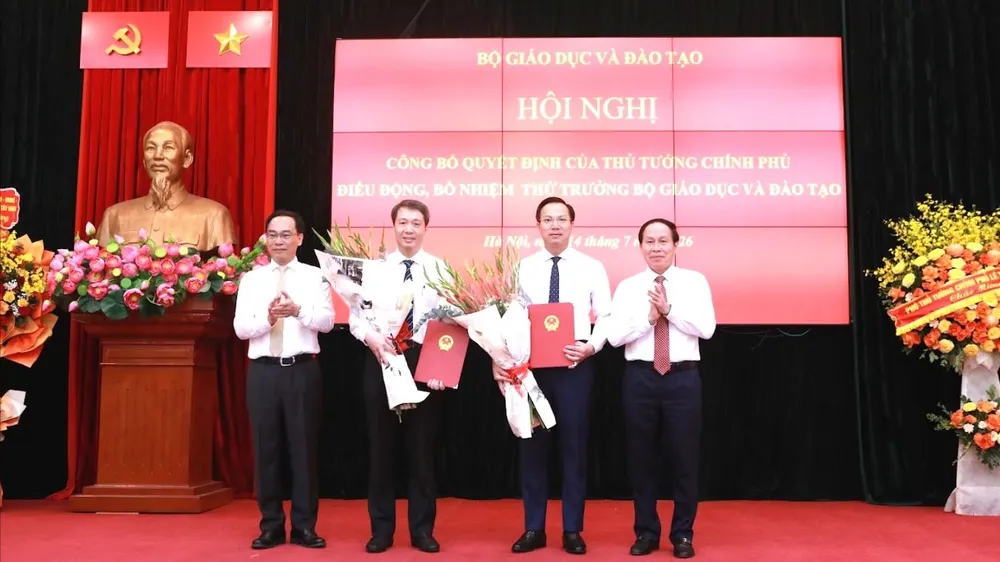 Phó Thủ tướng Lê Tiến Châu (bìa phải), Bộ trưởng Bộ GD-ĐT Hoàng Minh Sơn chúc mừng 2 tân Thứ trưởng Bộ GD-ĐT. Ảnh: ĐÌNH TUỆ