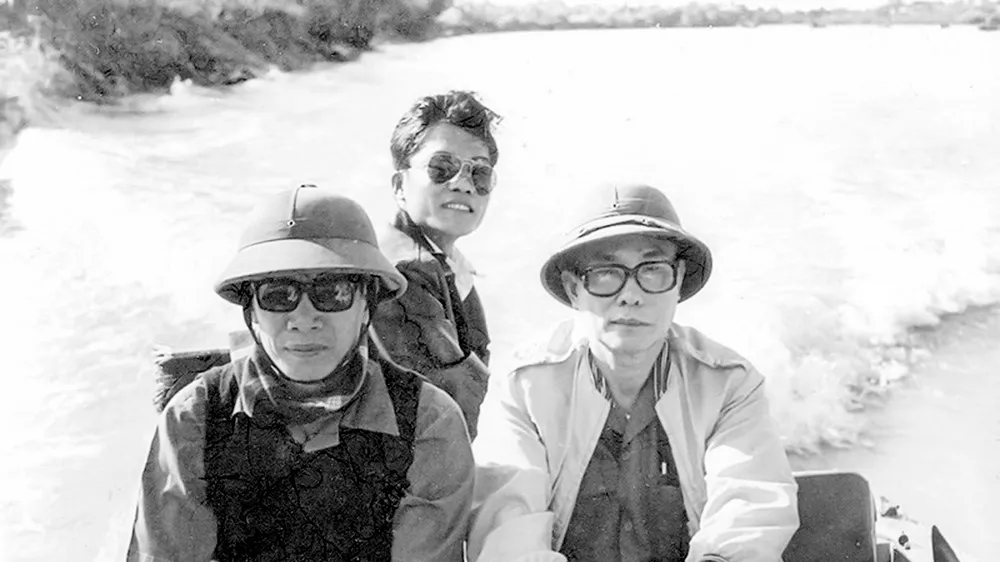Sau ngày 30-4-1975, đồng chí Võ Văn Kiệt và đồng chí Trần Bạch Đằng (bên phải) về thăm lại căn cứ cũ, chiến trường xưa tại huyện Mỏ Cày Bắc, tỉnh Bến Tre (nay là tỉnh Vĩnh Long). Ảnh: TƯ LIỆU
