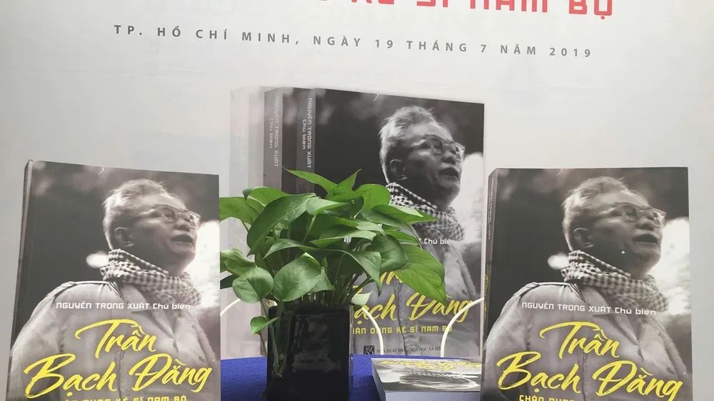 Sách về đồng chí Trần Bạch Đằng trưng bày tại triển lãm. Ảnh: NXB TRẺ