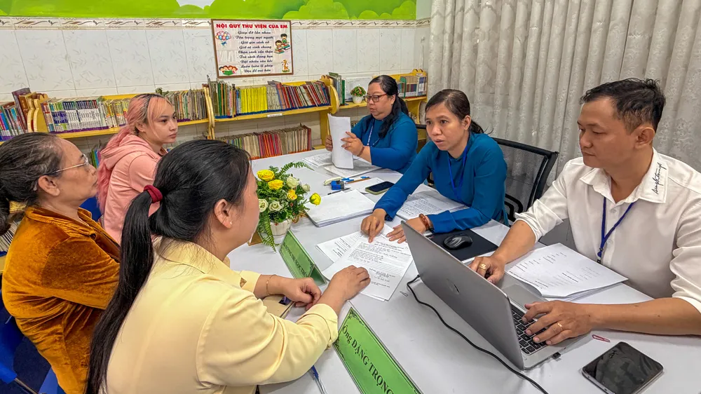 Thầy cô Trường Tiểu học Âu Dương Lân (phường Chánh Hưng, TPHCM) tiếp nhận hồ sơ đề nghị thay đổi nguyện vọng tuyển sinh đầu cấp của phụ huynh, ngày 14-7. Ảnh: HOÀNG HÙNG