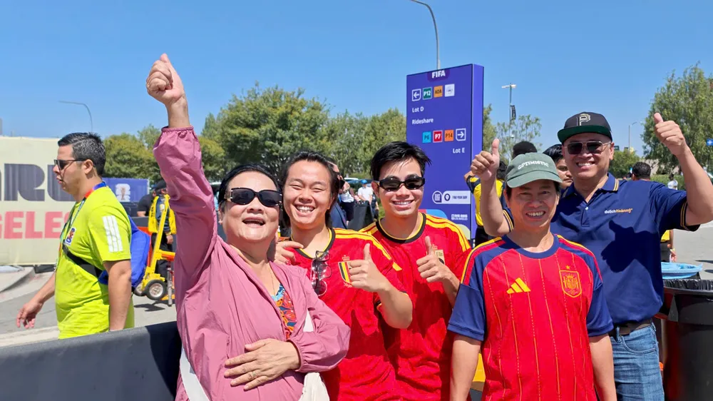 Bà Trần Thị Túy Kiều (bìa trái) cùng các cổ động viên Việt Nam xem World Cup 2026 ở Los Angeles (Mỹ). Ảnh: TRUNG THU