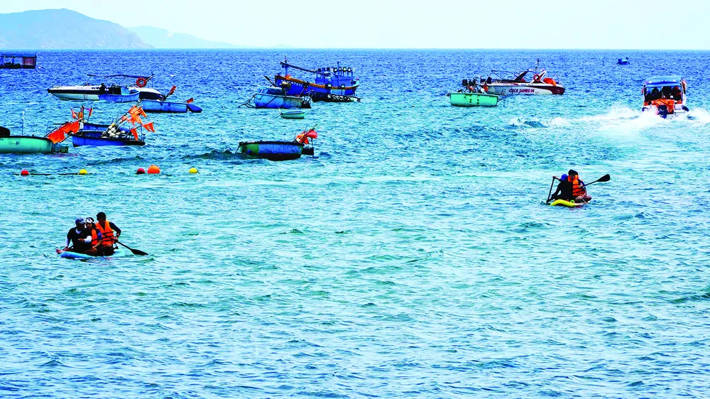 Dù biển báo động, song hoạt động vận tải đưa đón khách du lịch vẫn diễn ra rầm rộ ở bán đảo Nhơn Lý, phường Quy Nhơn Đông, tỉnh Gia Lai. Ảnh: NGỌC OAI