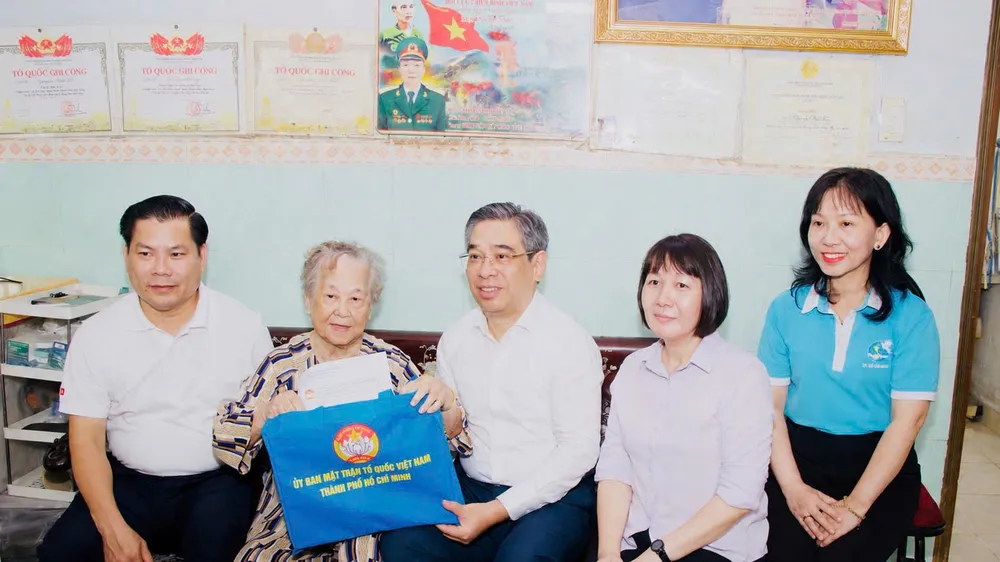 Đồng chí Nguyễn Phước Lộc thăm, tri ân Mẹ Việt Nam Anh hùng Nguyễn Thị Ty. Ảnh: THÁI PHƯƠNG