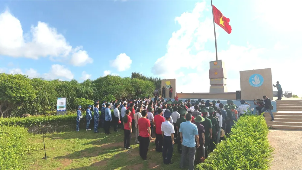 Bộ Tư lệnh Cảnh sát biển Việt Nam làm việc với đặc khu Phú Quý