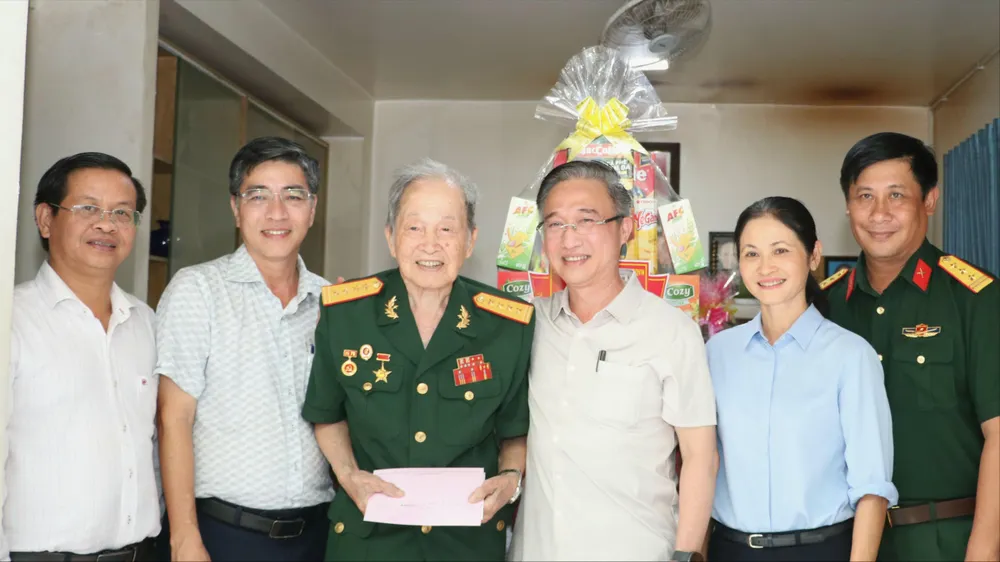 Lãnh đạo TPHCM thăm Anh hùng Lực lượng vũ trang nhân dân Nguyễn Văn Tàu