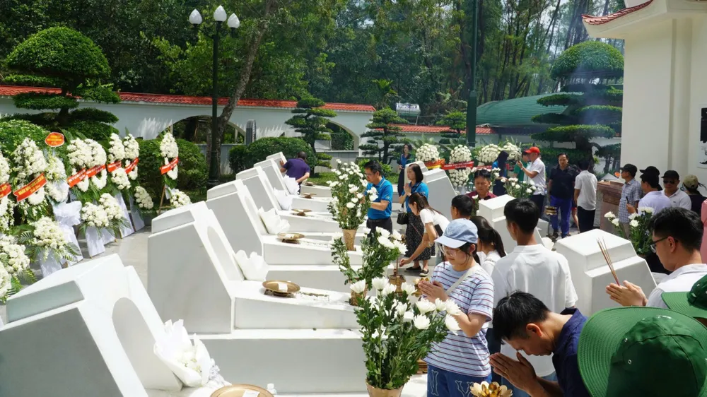 Đông đảo người dân dâng hoa, dâng hương tại mộ 10 nữ Anh hùng liệt sĩ TNXP Ngã ba Đồng Lộc