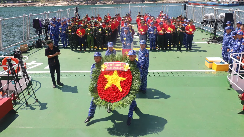 Đoàn công tác Cảnh sát biển Việt Nam dâng hương tri ân các Anh hùng Liệt sĩ
