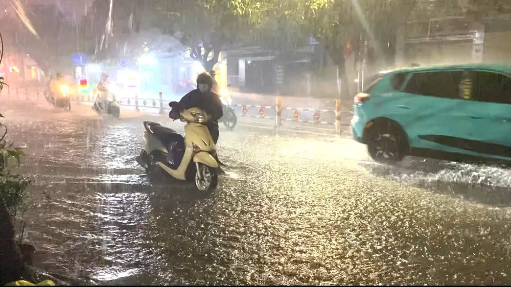 Tối 24-7, mưa lớn ở Đồng Nai khiến nhiều tuyến đường bị ngập nặng. Ảnh: PHÚ NGÂN