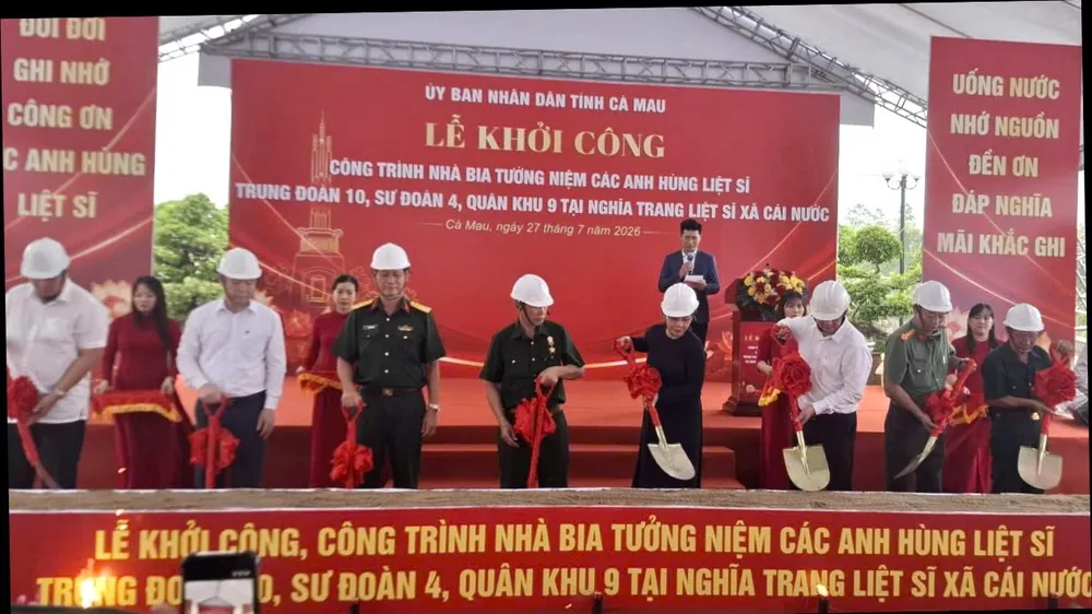 Các đại biểu thực hiện nghi thức khởi công Nhà Bia tưởng niệm các Anh hùng liệt sĩ Trung đoàn 10