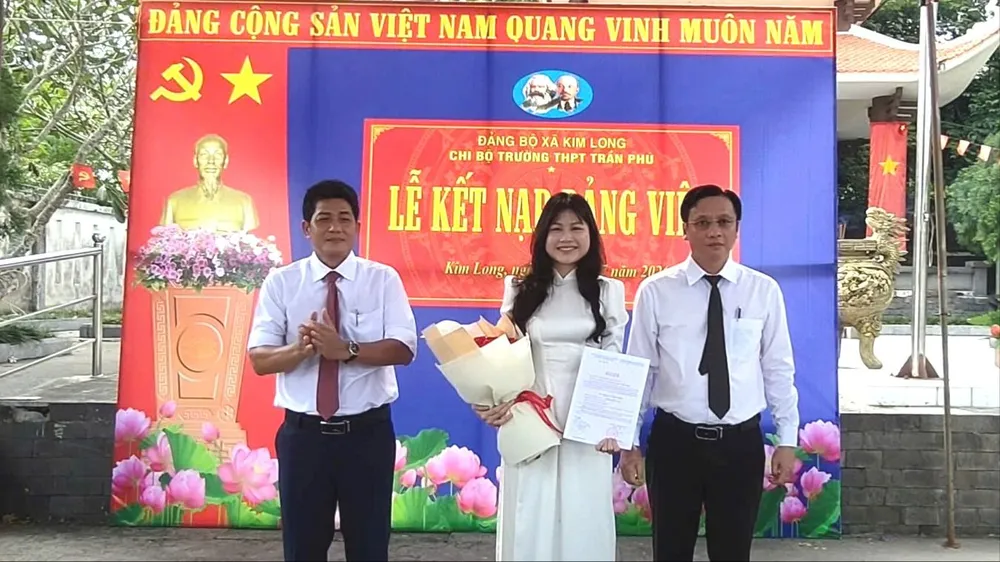 Đại diện Chi bộ Trường THPT Trần Phú trao quyết định kết nạp Đảng cho học sinh ưu tú Nguyễn Lê Diễm Trinh