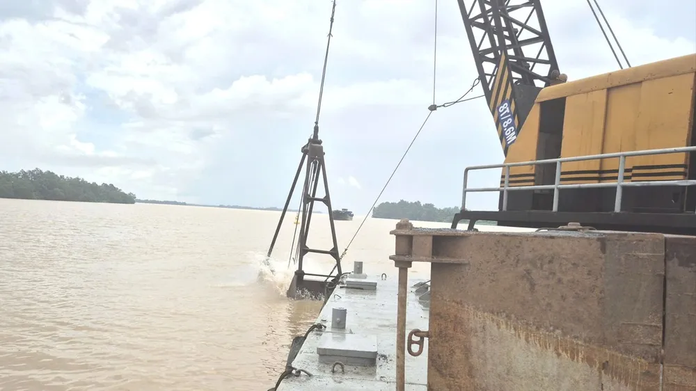 Khai thác cát trên sông Hậu (TP Cần Thơ) phục vụ dự án đường cao tốc Châu Đốc - Cần Thơ - Sóc Trăng. Ảnh: TUẤN QUANG