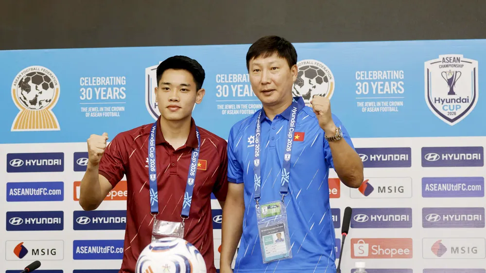 HLV Kim Sang-sik và cầu thủ Đình Bắc tại buổi họp báo trước trận đấu, ngày 30-7. Ảnh: MINH HOÀNG
