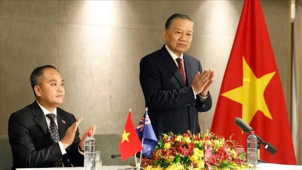 Tổng Bí thư, Chủ tịch nước Tô Lâm gặp gỡ cán bộ, nhân viên Đại sứ quán và cộng đồng người Việt Nam tại New Zealand