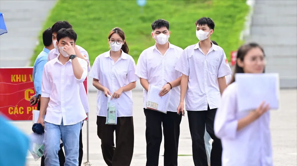 Thí sinh thi lại ở trường THPT chuyên Tuyên Quang. Ảnh: ĐỖ TRUNG
