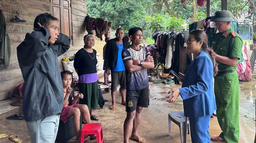 Lãnh đạo xã vận động các hộ dân thôn Đăk Ák di dời. Ảnh: UBND xã cung cấp