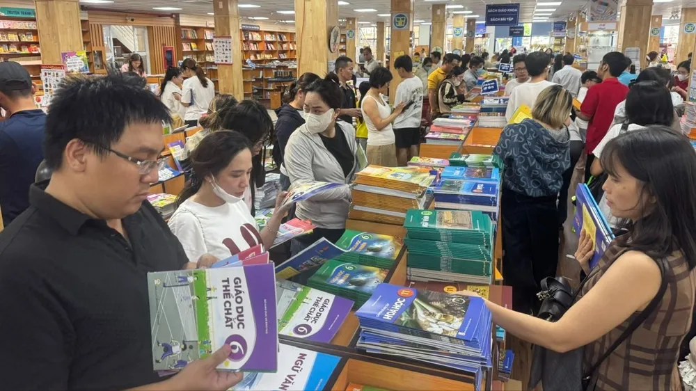 Phụ huynh đổ xô tìm mua sách giáo khoa cho con tại TPHCM 
