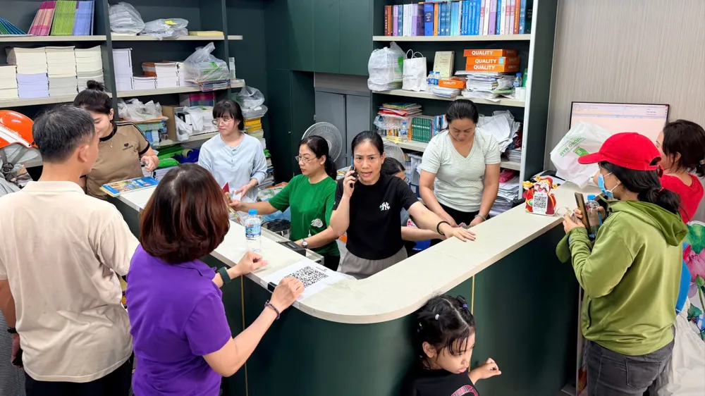 Phụ huynh mua SGK tại trụ sở Nhà xuất bản Giáo dục Việt Nam tại TPHCM (phường Chợ Quán) trong sáng 20-8. Ảnh: HOÀNG HÙNG