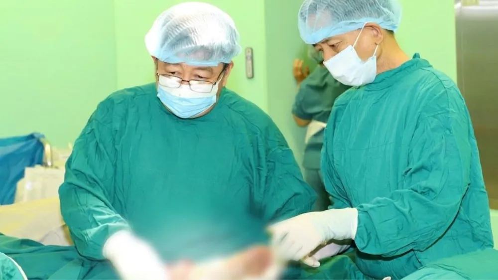 Cứu hai chi dưới đứt gần lìa cho người bị tai nạn lao động