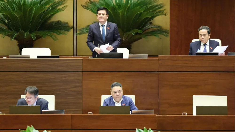 Phó Chủ tịch Quốc hội Nguyễn Hồng Diên điều hành phiên họp. Ảnh: QUANG PHÚC