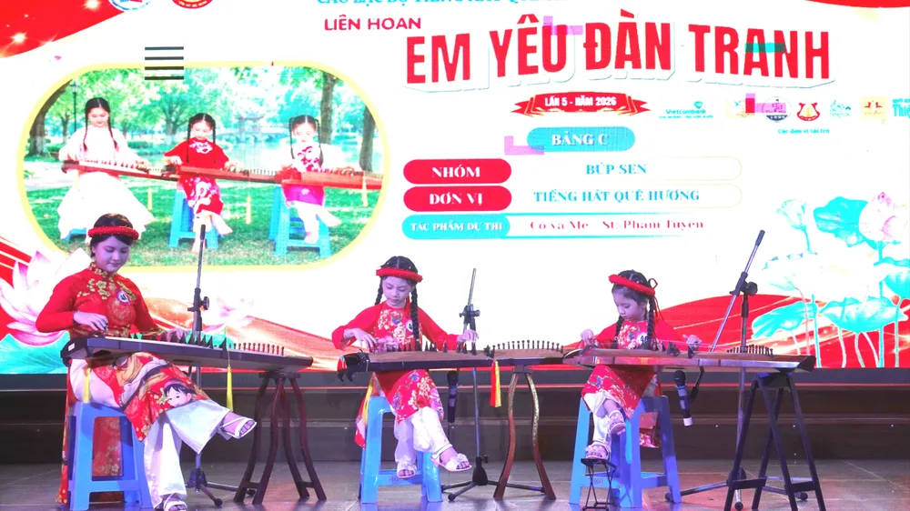 Tiết mục hòa tấu "Búp sen" mở màn chương trình Tổng kết và trao giải Liên hoan "Em yêu đàn tranh". Ảnh: THÚY BÌNH
