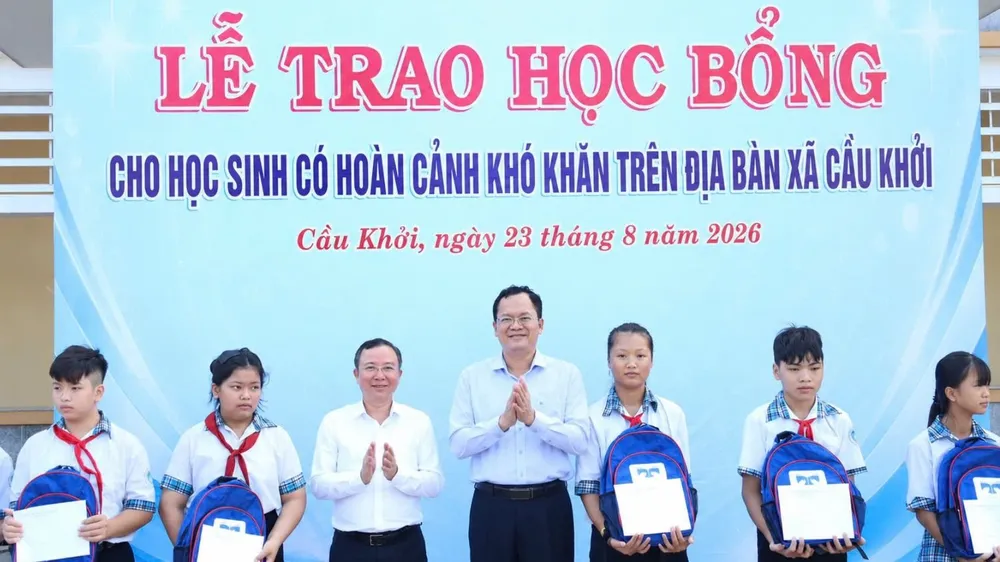 Tặng học bổng, cặp sách cho học sinh khó khăn tại xã Cầu Khởi, Tây Ninh 