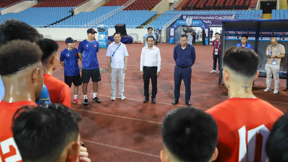 Thứ trưởng Hoàng Đạo Cương động viên toàn đội thi đấu nỗ lực, hướng tới kết quả tốt ở trận chung kết lượt về tối 26-8