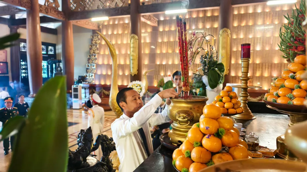 Lãnh đạo TPHCM dâng hoa, dâng hương tưởng niệm các Anh hùng liệt sĩ 
