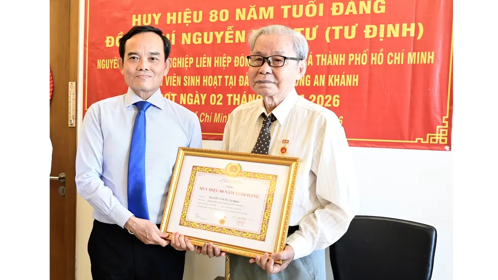Bí thư Thành ủy TPHCM Trần Lưu Quang trao Huy hiệu 80 năm tuổi Đảng đến 2 đảng viên cao niên