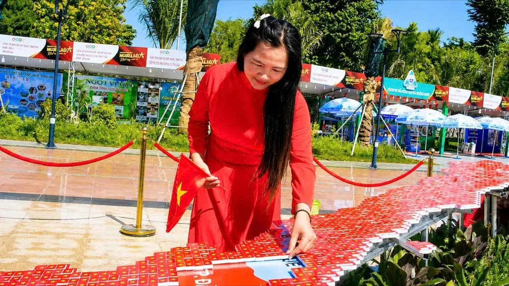 8.100 lá cờ Tổ quốc ghép thành bản đồ Việt Nam tại Quảng Ngãi