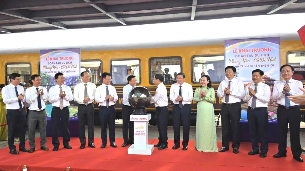 Các đại biểu bấm nút khai trương đoàn tàu “Phong Nha - Cố đô Huế: Hành trình Di sản thế giới”
