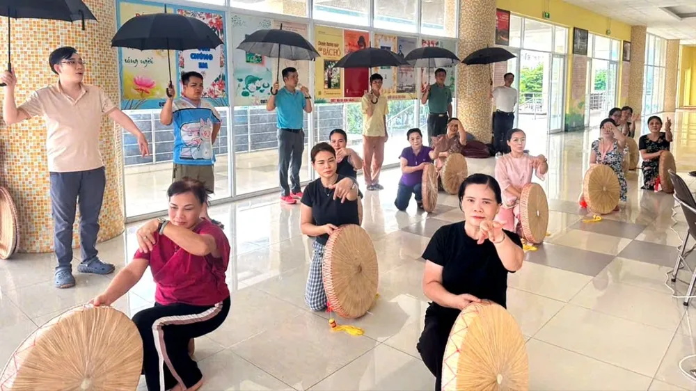 Không gian sinh hoạt mới giúp các thành viên CLB Dân ca quan họ Mười Nhớ thuận lợi hơn trong tập luyện. Ảnh: NVCC