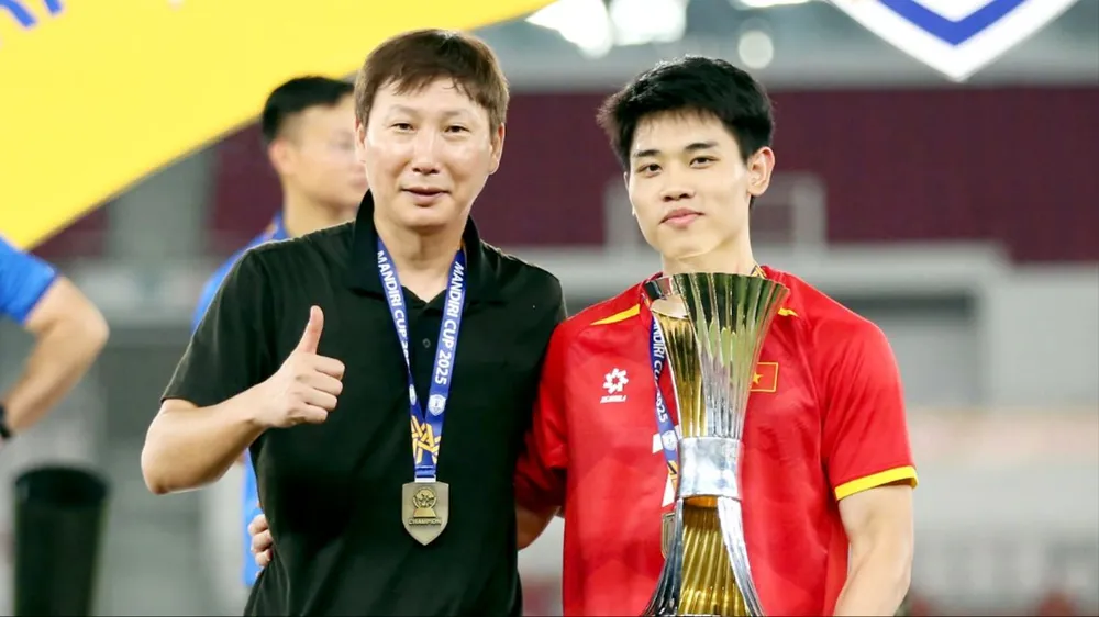 HLV Kim Sang-sik và cầu thủ Đình Bắc tại lễ nhận giải ASEAN Cup 2026. Ảnh: DŨNG PHƯƠNG