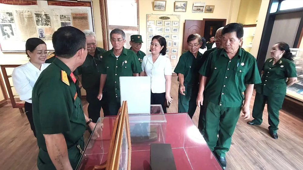 Đồng chí Nguyễn Thị Mỹ Hằng (giữa), Bí thư Đảng ủy phường Bến Cát tham quan không gian văn hóa Hồ Chí Minh tại nhà Cựu chiến binh Nguyễn Tiến Bình