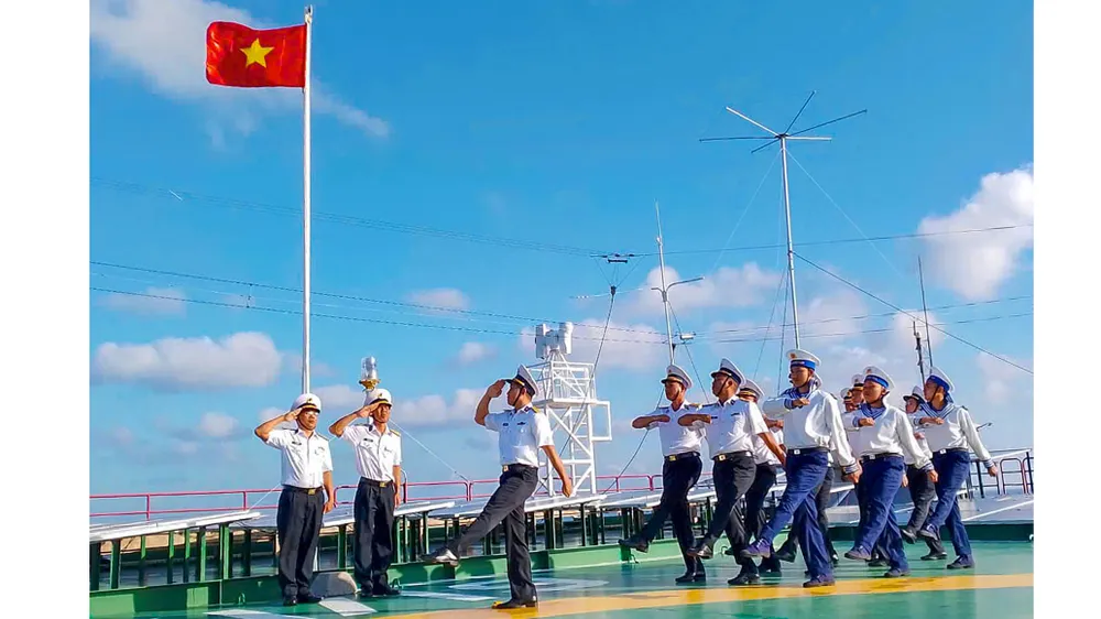 Thiêng liêng lễ chào cờ giữa biển khơi trên Nhà giàn DK1