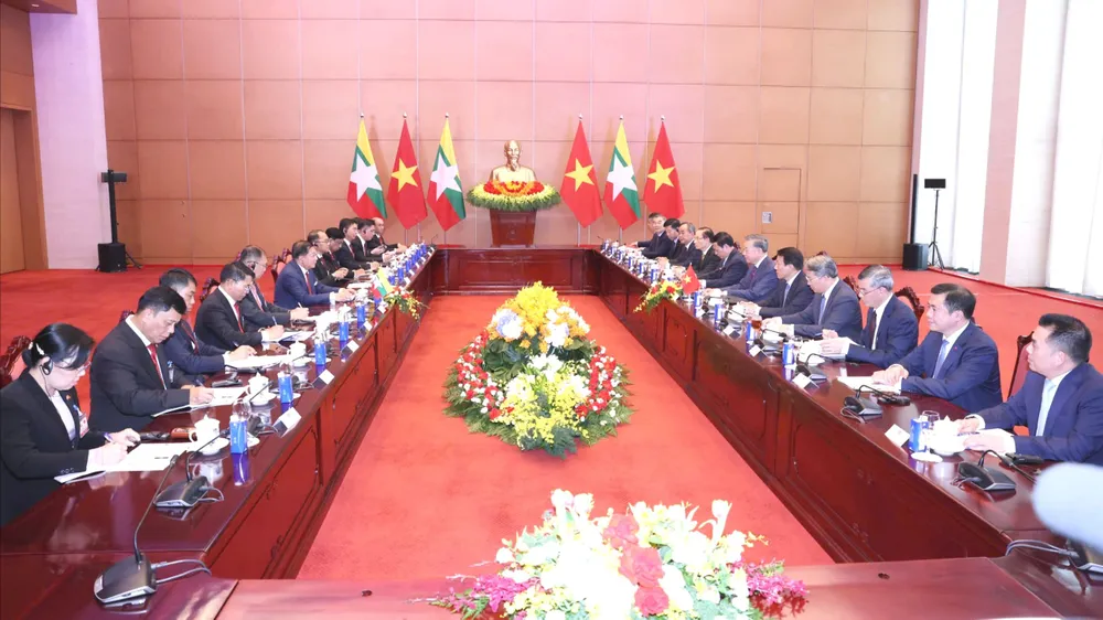 Tổng Bí thư, Chủ tịch nước Tô Lâm và Tổng thống Myanmar Min Aung Hlaing cùng đoàn đại biểu cấp cao hai nước tiến hành hội đàm. Ảnh: QUANG PHÚC