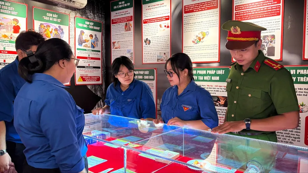 Học sinh, sinh viên đến tham quan, học tập tại điểm giáo dục cộng đồng về phòng, chống ma túy phường Chánh Hưng. Ảnh: NHÃ CHÂN