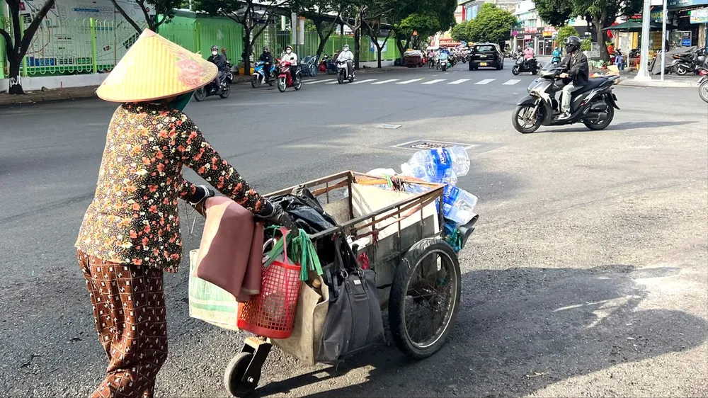 Lao động tự do ở TPHCM làm việc giữa thời tiết nắng nóng. Ảnh: DIỄM MI