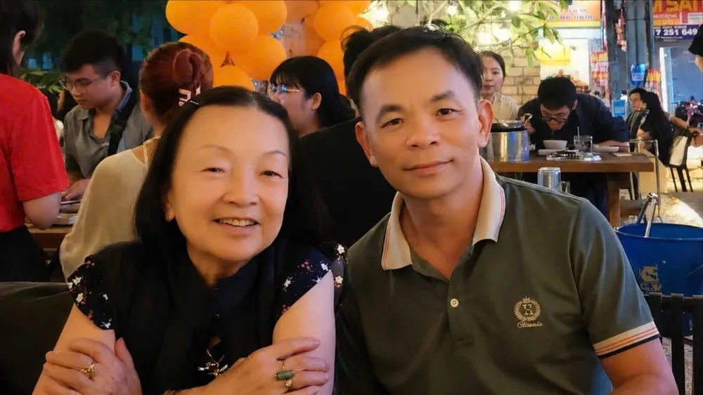 Luật sư Lê Xuân Hậu bên mẹ. Ảnh: NVCC