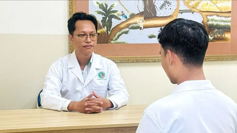 Thạc sĩ Tâm lý Trần Quang Trọng, Khoa Tâm lý lâm sàng, Bệnh viện Lê Văn Thịnh, tư vấn cho một người bệnh trẻ tuổi. Ảnh: MINH KHUÊ