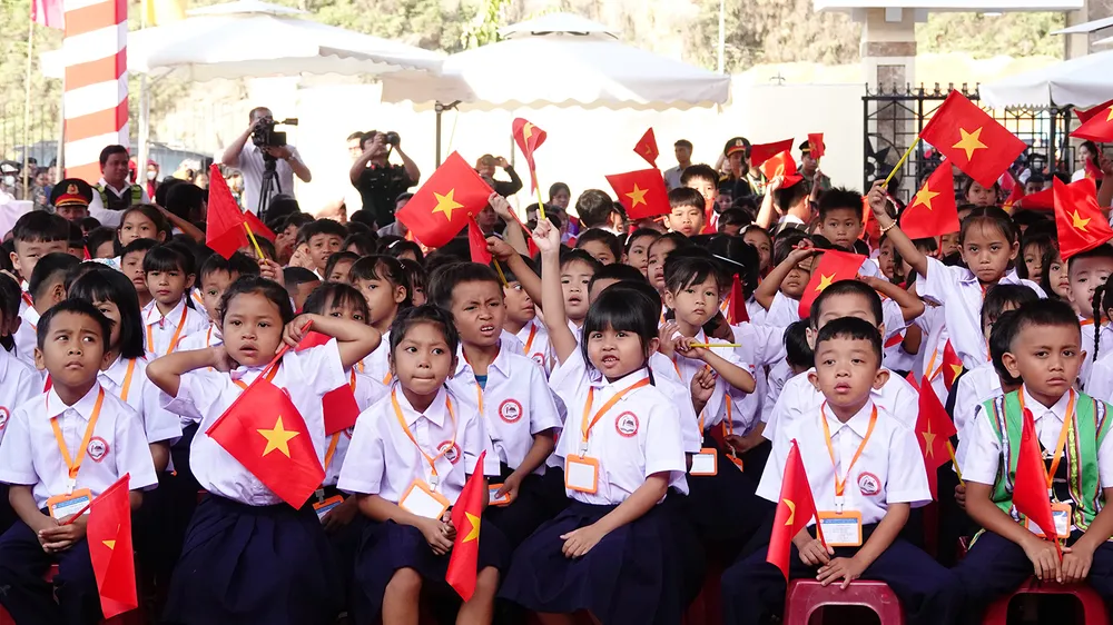 Học sinh Trường Phổ thông Dân tộc nội trú Tiểu học và THCS Tây Giang rộn ràng trong ngày khai giảng, giữa vùng biên giới TP Đà Nẵng. Ảnh: XUÂN QUỲNH