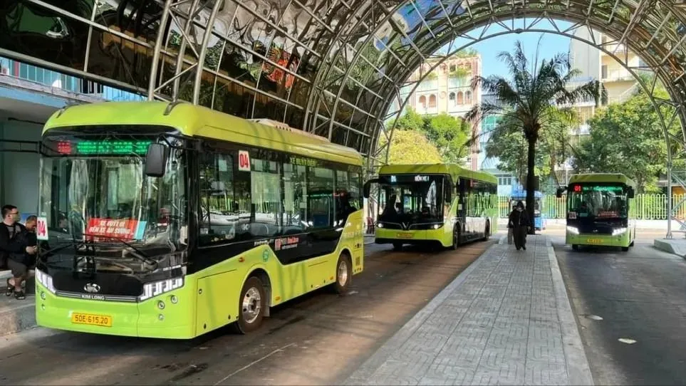 Xe buýt miễn phí và lựa chọn của bạn trẻ