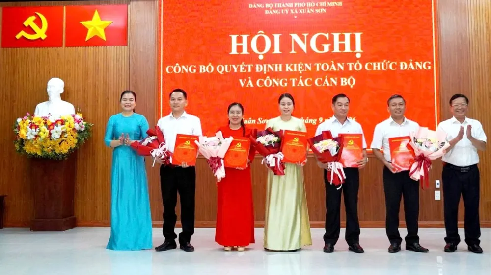 Lãnh đạo xã Xuân Sơn trao quyết định thành lập các chi bộ mới trực thuộc Đảng ủy xã. Ảnh: Q.V
