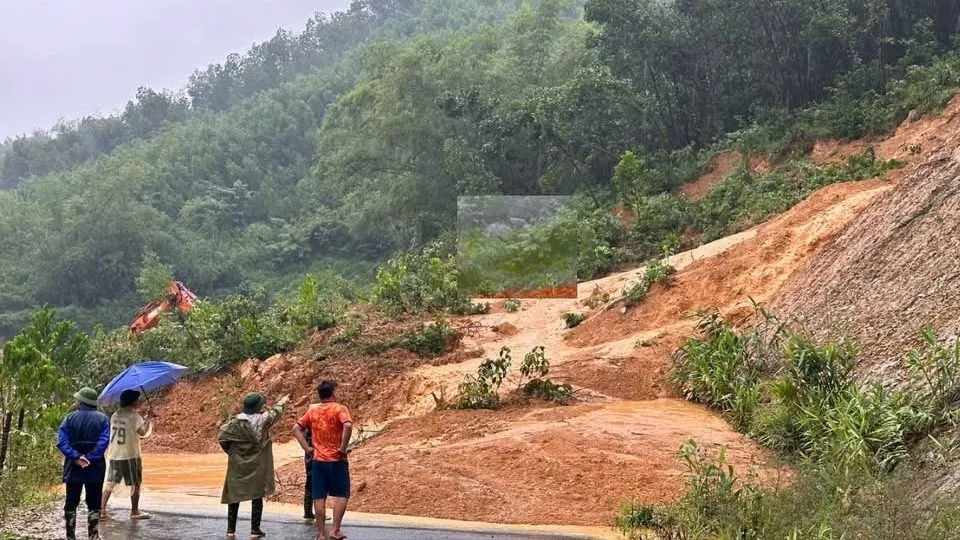 Sạt lở vùi lấp nhà, 3 người trong một gia đình tử vong ở Phú Thọ