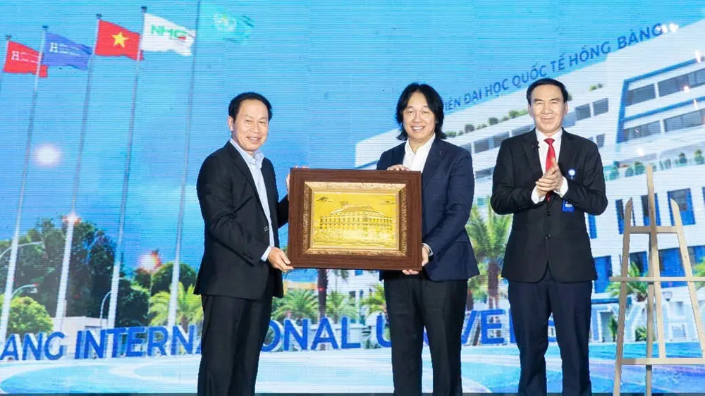 Phó Thủ tướng Chính phủ Lê Tiến Châu tặng quà lưu niệm cho Bệnh viện Đại học quốc tế Hồng Bàng 