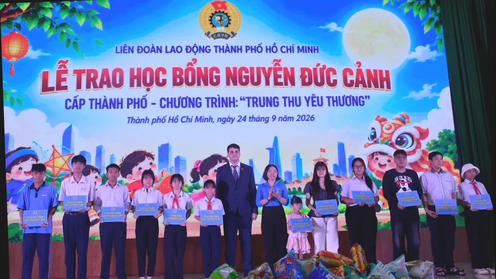 Trao 120 suất học bổng Nguyễn Đức Cảnh cho con công nhân, người lao động