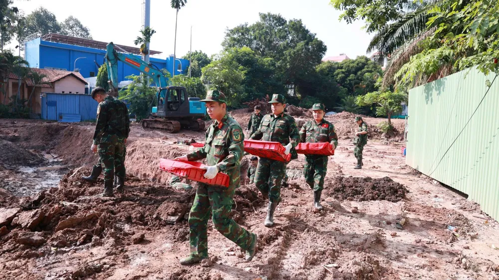 Mưa gây ngập khu vực tìm kiếm, phát hiện thêm 6 bộ hài cốt liệt sĩ tại Công viên Lê Thị Riêng