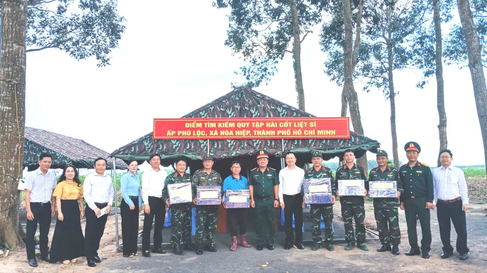 Phường Tân Phước thăm, động viên lực lượng tìm kiếm hài cốt liệt sĩ